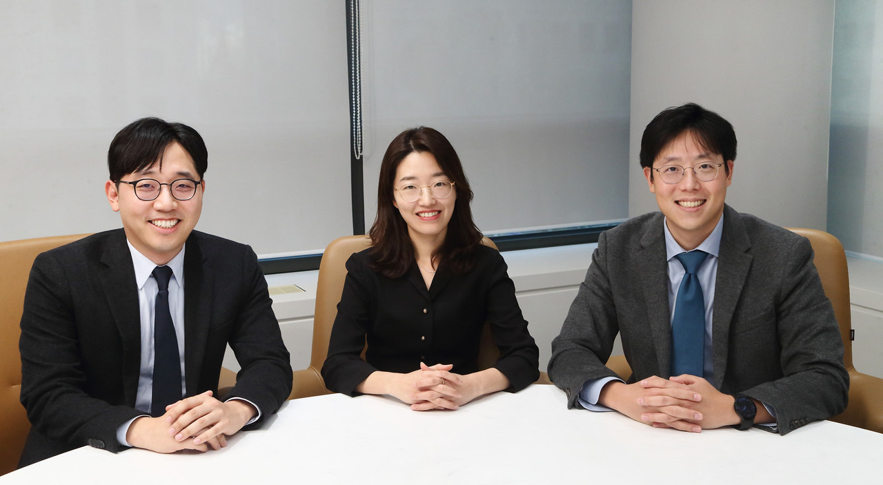 ▲ 의약뉴스는 스카이리치 급여 등재 3주년을 맞아 고려대학교 구로병원 피부과 백유상 교수, 한양대병원 피부과 김정은 교수, 가톨릭대학교 서울성모병원 피부과 방철환 교수(사진 왼쪽부터) 등 국내 건선 전문가 3인과 함께 효과와 안전성, 편의성 등 3가지 측면을 중심으로 건선 치료에 있어 생물학적 제제의 가치를 조명하고, 스카이리치에 대한 평가를 들어보는 ‘3인 3색’ 인터뷰를 진행했다.