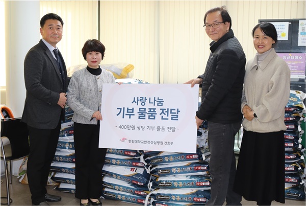 ▲ (오른쪽 세 번째부터)이미화 간호부장, 박호민 총무관리팀장. 