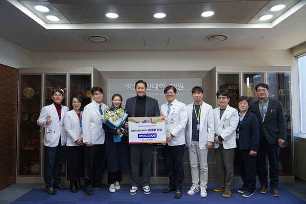 ▲ 이대호 전 선수가 부산어린이대병원에 기부금을 전달했다.