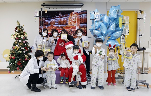 ▲ 전남대어린이병원이 지난 21일 bhc그룹 아웃백의 후원으로 입원 중인 환아들에게 선물 등을 전달하는 크리스마스 행사를 개최했다.