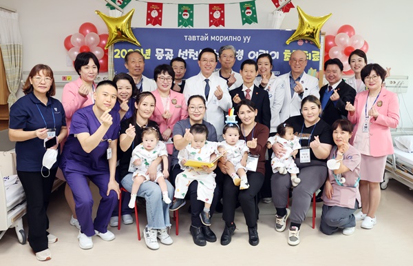 ▲ 몽골 심장병 어린이 4명의 치료를 축하하기 위한 기념 행사가 28일 오전 가천대 길병원 병실에서 김우경 병원장 등이 참석한 가운데 개최됐다. 