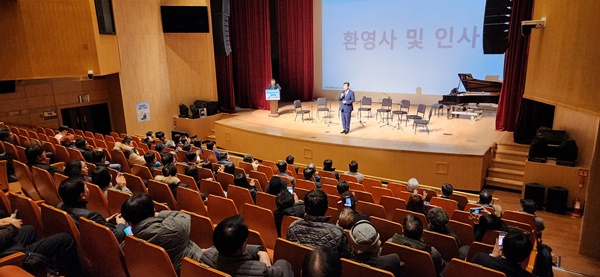 ▲ 강청희 전 의협 상근부회장은 구랍 30일 저서 ‘강남을 치유하는 의사, 돌봄도 강남이다!’ 발간을 기념해 출판기념회를 개최했다. 