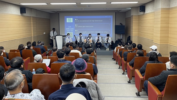 ▲ 전남대병원 장기이식센터는 지난해 12월 12일 5동 1층 강당에서 ‘이식 환우와 함께 하는 공개강좌’를 개최해 감염내과 김성은 교수, 이식혈관외과 이호균 교수, 이식혈관외과 이소라 교수가 주제별 강의 및 질의ㆍ응답 시간을 가졌다. 