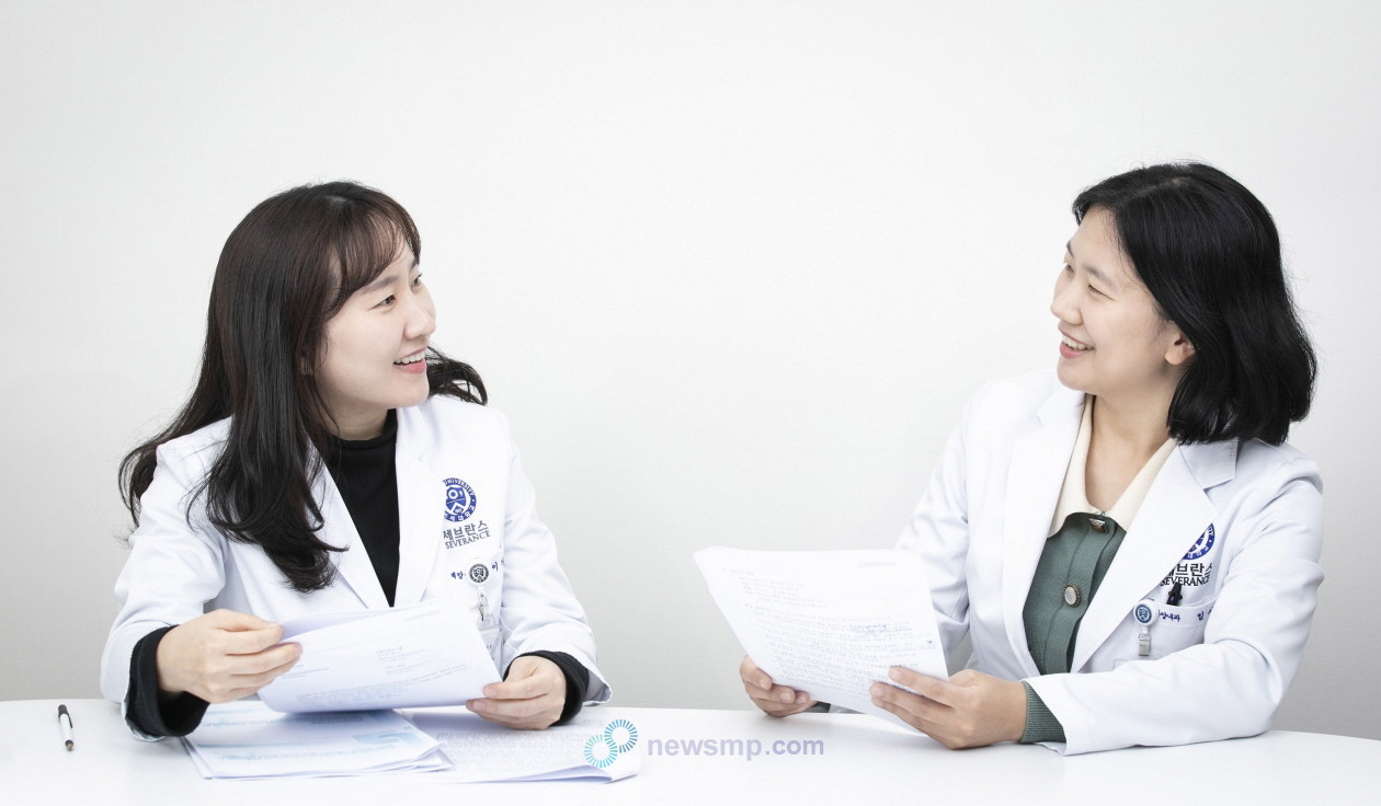 ▲ 지난해 6월, 미국임상종양학회에서는 2세대 ALK 표적치료제 알룬브릭(성분명 브리가티닙)으로 치료를 받은 ALK 양성 전이성 비소세포폐암 환자들의 3년 전체생존율(Overall Survival, OS)이 74%에 달했다는 연구 결과가 발표됐다. 알룬브릭으로 첫 치료를 받은 환자 4명 중 3명이 3년 이상 생존했다는 의미로, 이제는 전이성 폐암의 치료 목표를 단순히 생존 기간을 늘리는 것에서 벗어나 삶의 질을 유지하는 방향으로 전환할 때가 됐다는 평가다. 이에 의약뉴스는 세브란스병원 종양내과 임선민 교수(오른쪽)와 이기쁨 교수를 만나 ALK 양성 비소세포폐암의 특징과 지난해 발표된 알룬브릭의 주요 임상 데이터가 시사하는 바를 조명했다.