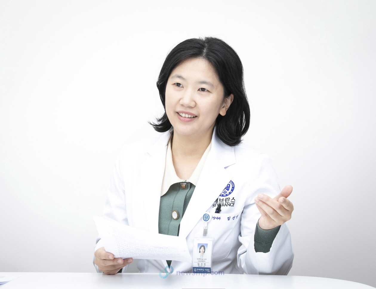 ▲ 임 교수는 “ALK는 의료진 입장에서 반가운 유전자 변이”라며 “EGFR보다 더 효과 좋고 오래 사용할 수 있는 훌륭한 치료제들이 많이 개발되어 있기 때문”이라고 설명했다. 이어 “ALTA-1L 연구 데이터를 보면, 알룬브릭의 무진행생존기간 중앙값이 24.0개월로 긴 편이며, 실제 리얼월드에서는 이보다 더 길어서 무진행생존기간이 29개월에서 30개월까지도 나올 것으로 생각하고 있다”면서 “약 3년을 치료할 수 있는 약제이기 때문에 1차 치료에서 쓰지 않을 이유가 없다”고 강조했다.