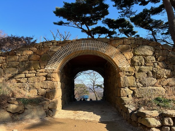 ▲ 넓은 문 대신 좁은 문으로 들어가는 사람은 영혼이 가벼운 사람이다.