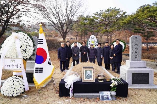 ▲ 재단법인 서재필기념회 이왕준 이사장이 지난 5일 오후 국립서울현충원 독립유공자 묘역 219호에서 독립운동가 송재 서재필 선생 73주기 추모식을 가졌다.