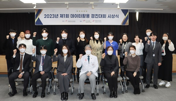▲ 유경호 소장과 경진대회 수상자들이 기념촬영을 하고 있다.