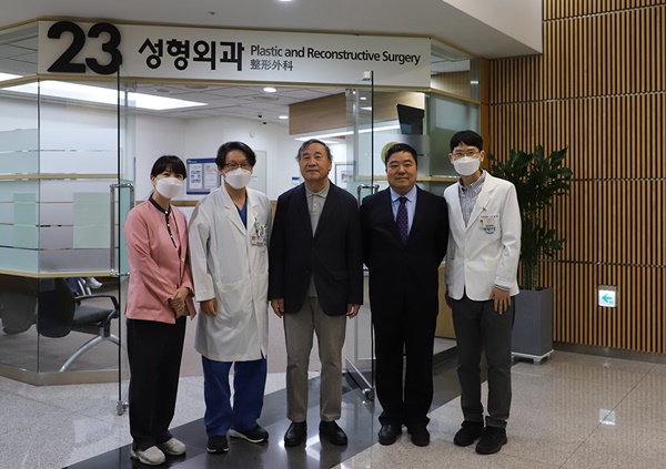 ▲ (왼쪽부터)김현주 간호사, 최현곤 진료과장, 엄기일 교수, 주제굉 과장, 이명철 교수.
