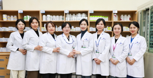 ▲ 충남대병원 약제부 소속 약사 10인이 국가공인 전문약사 자격시험에 합격했다.