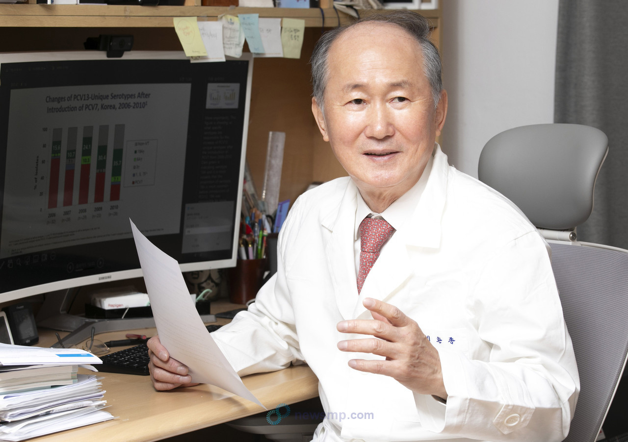 ▲ 폐렴구균 백신 선택의 폭이 넓어진 가운데, 이환종 교수는 “국내에서 발생하는 폐렴구균 질환 혈청형을 커버하지 못하는 백신은 도입이 돼도 의미있는 효과가 없기 때문에, 결국 국내 혈청형 역학과 백신 커버리지를 고려해 백신을 선택해야 할 것”이라며 면역원성 데이터보다 리얼월드 데이터를 보다 신뢰해야 한다는 의견을 피력했다.