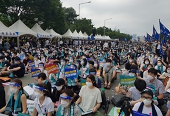 ▲ 의대 정원 확대 강행 시 파업에 동참하겠다는 전공의들의 설문조사 결과를 두고 정부가 엄정 대응하겠다는 입장을 밝혀 논란이 되고 있다.