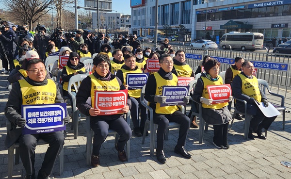 ▲ 대한의사협회 범의료계대책특별위원회는 25일 ‘제1차 정부의 의대 정원 증원 졸속추진 강력 규탄 집회’를 개최했다.