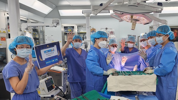 ▲ 전남대병원 심장혈관흉부외과 의료진들이 지난해 12월 27일 400번째 심장수술인 무인공심폐관상동맥우회술을 앞두고 기념사진을 촬영하고 있다. 