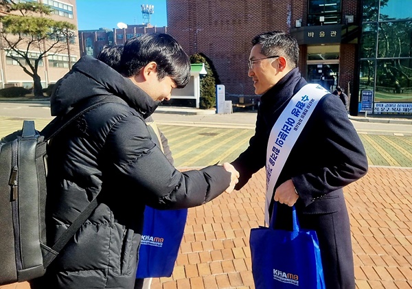 ▲ 이필수 회장이 2024년 제67차 전문의시험에 응시한 전공의 수험생을 격려했다.