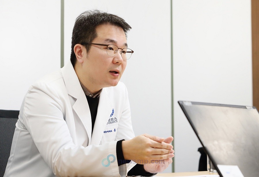 ▲ 미국임상내분비학회/내분비학회(AACE/ACE)는 지난 2020년 개정 가이드라인에서 ‘골다공증 골절 초고위험군(Very-High-Risk)’을 새롭게 정의하고 초기부터 강력한 약물로 치료(이베니티 처방)하도록 권고했다. 대한골대사학회 역시 2022년 진료지침을 개정, 골다공증 골절 초고위험군에게 순차치료전략을 권고하고 있다. 이와 관련, 의약뉴스는 세브란스병원 내분비내과 홍남기 교수를 만나 골다공증 골절 초고위험군의 의미와 이베니티-프롤리아 순차치료의 임상적 가치를 조명했다.