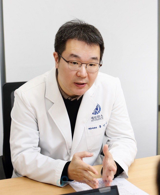 ▲ 홍남기 교수는 “이전에도 좋은 약제들은 많았지만, 이베니티가 등장한 이후 새로운 척추 골절 발생 위험을 70% 이상 빠르게 감소시킬 수 있게 됐다”며 “치료 기간 동안 더 이상 골절을 경험하지 않게 되거나, 12개월간의 이베니티 치료를 마친 후 환자들의 만족도를 확인할 때, 혹은 치료 후 환자분이 독립성을 되찾고 다시 스스로 건강을 적극적으로 관리해 갈 때 임상의사로서는 가장 보람을 느낀다”고 전했다.