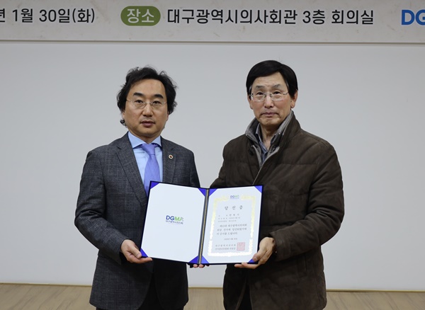 ▲ 민복기 당선인(왼쪽)과 박문흠 선관위원장.