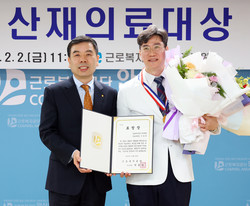 ▲ 안산병원 이대균 진료부원장(우측)이 2023년 대한민국 산재의료대상자로 선정됐다.