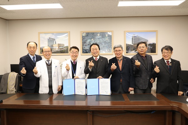▲ 순천향대천안병원이 5일 병원 회의실에서 이노비즈협회 대전세종충남지회와 업무협약을 체결했다. 협약식 후 단체사진.
