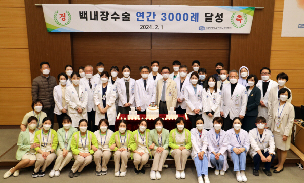 ▲ 가톨릭대학교 여의도성모 안과병원이 최근 백내장 수술 3000례를 달성했다.
