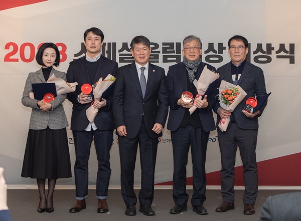 ▲ 응급의학과 유재민 교수(좌 2번째)가 우수 봉사상을 수상했다