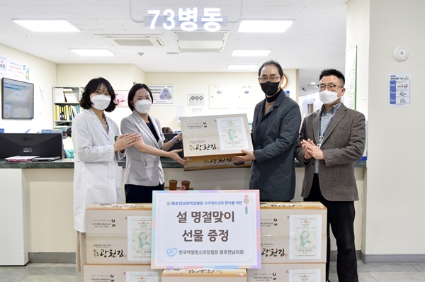 ▲ 화순전남대병원이 설 명절을 맞아 소아청소년 병동 환자와 의료진에게 용기와 희망을 담은 선물을 전달했다.