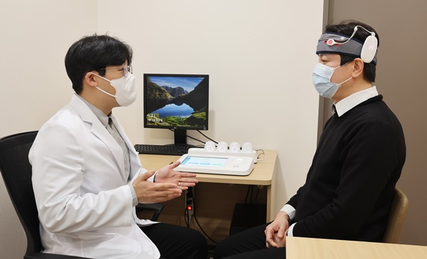 ▲ 허준무 일반의가 경두개직류자극술을 시현하고 있다.