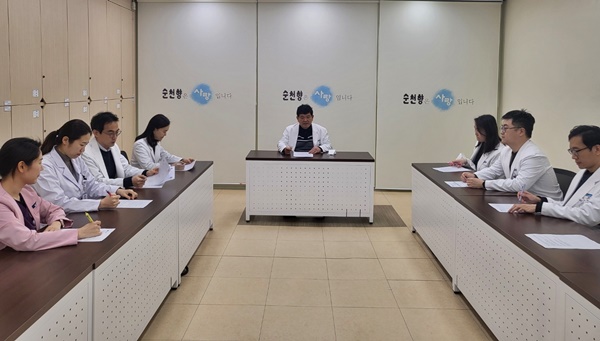 ▲ 순천향대천안병원이 16일 보건복지부로부터 ‘자문형 호스피스 전문기관’으로 지정됐다고 밝혔다. 순천향대천안병원 호스피스팀은 서비스 제공 전 회의를 통해 환자와 가족들의 상황을 종합적으로 고려한다.