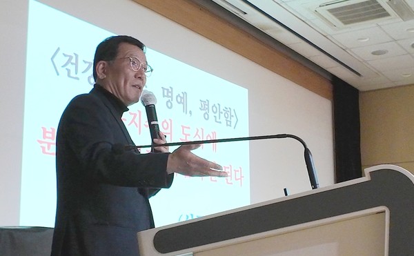 ▲ 임영창 센터장이 화순전남대병원 여미홀에서 ‘삶이 묻고 죽음이 답하다’를 주제로 강연하고 있다. 