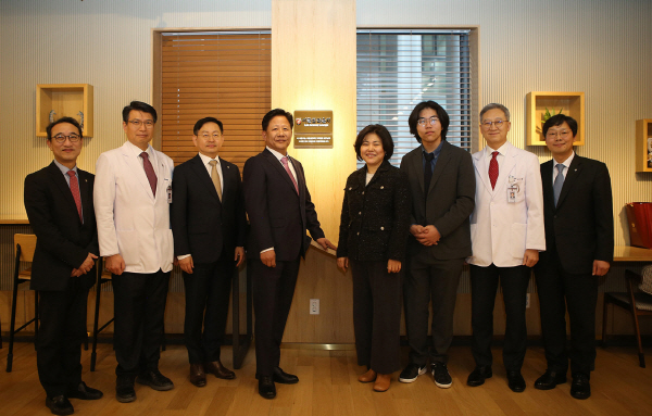 ▲ 고려대학교의료원이 의학발전기금 5억 원을 기부한 검단탑병원 이준섭 원장(의학, 44회)의 뜻을 기리는 행사를 개최했다.