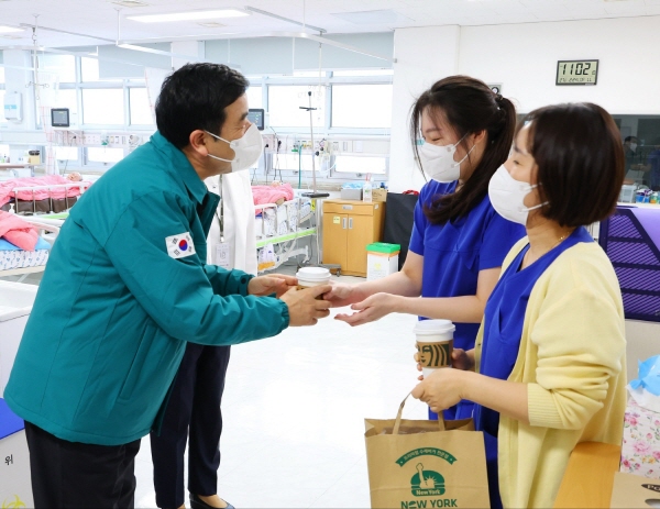 ▲ 근로복지공단은 최근 보건의료 위기상황이 심각단계로 격상됨에 따라 23일 이사장을 단장으로 하는 비상진료대책본부를 설치, 응급진료가 가능한 9개 직영 산재병원에 긴급진료체계를 보강했다고 밝혔다.