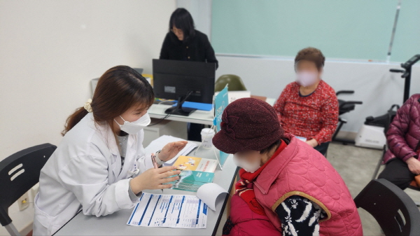 ▲ 서울특별시 동부병원은 지난 27일, 동대문구보건소와 함께 동대문구 장안종합사회복지관에서 노인건강증진을 위한 ‘찾아가는 건강찾기 프로그램’을 진행했다.
