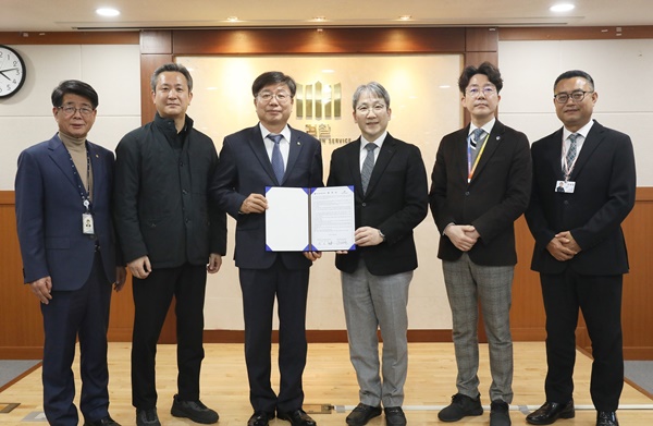 ▲ 유경호 병원장(왼쪽에서 네 번째)과 문승현 이사장(왼쪽에서 세 번째).