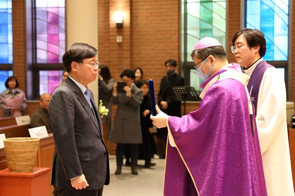▲ 23일 서울 중구 명동대성당에서 열린 시상식에서 이영구 병원장(왼쪽)이 서울대교구장 정순택(베드로) 대주교로부터 성 까밀로 상을 전달받고 있다.