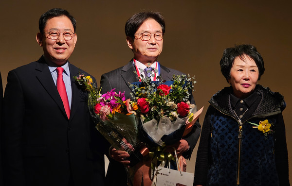 ▲ 대한약사회 원희목 명예회장이 제5회 대한민국 약업대상을 수상했다.