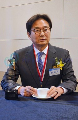 ▲ 원희목 명예회장은 후배 약사들에게 더 적극적으로 도전할 것을 당부했다.