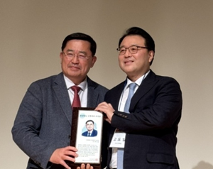 ▲ 박정율 교수(왼쪽)과 고도일 회장.