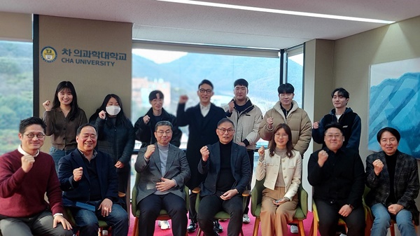 ▲ 박노일 교수(앞줄 왼쪽 네 번째)가 AI헬스케어융합학과 교수진 및 대학원생들이 강의실에서 기념 촬영을 하고 있다.