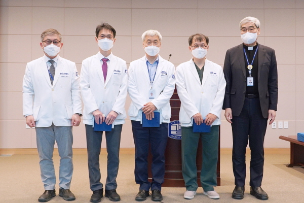 ▲ 가톨릭대학교 인천성모병원은 2023 올해의 교수상 수상자로 △김주상 호흡기내과 교수(연구부문) △장대현 재활의학과 교수(소통부문) △최훈 유방갑성선외과 교수(진료부문)를 각각 선정했다