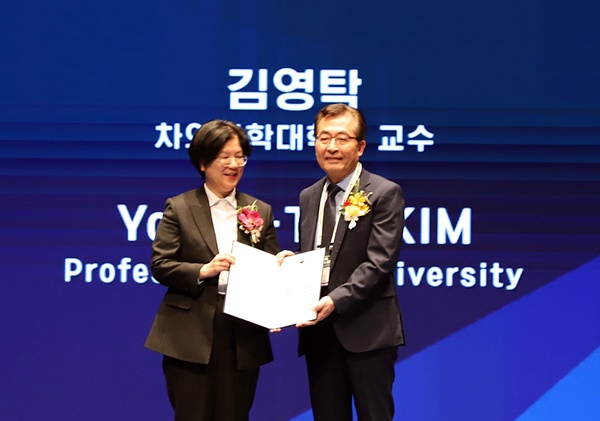 ▲ 김영탁 원장(사진 오른쪽)이 보건복지부 장관 표창을 받고 기념사진을 촬영하고 있다.