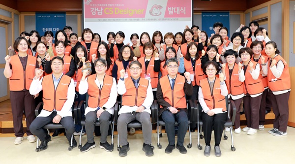 ▲ 한림대강남성심병원 이동진 병원장(맨 앞줄 왼쪽 세 번째)을 비롯한 의료진들이 고객서비스 디자이너 시스템 도입을 기념하는 발대식에서 사진 촬영을 하고 있다.