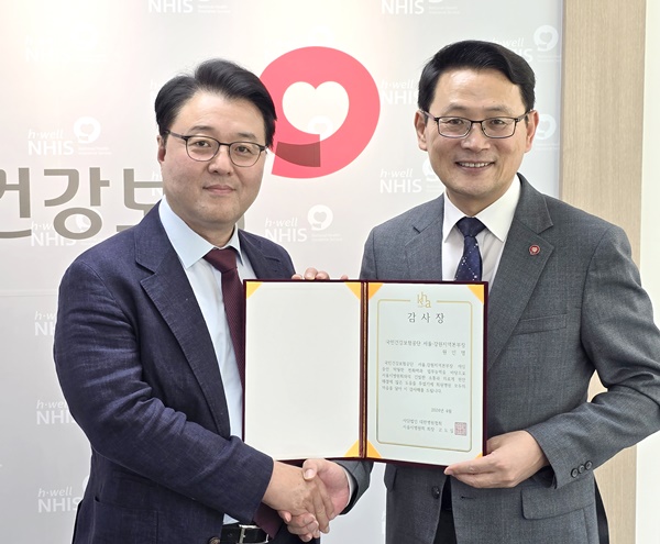 ▲ 고도일 회장(왼쪽)과 원인명 본부장.