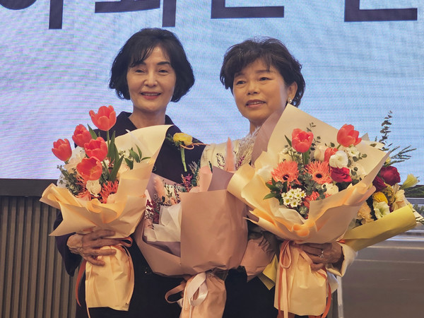 ▲ 서미영 회장(왼쪽)과 노진희 신임 회장은 이취임식을 진행했다.