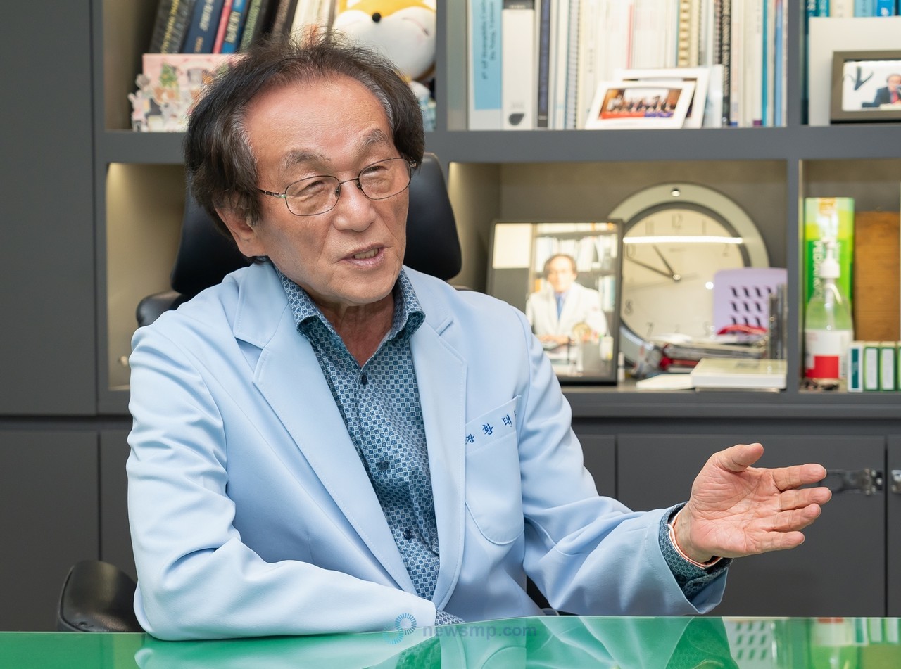 ▲ 의약뉴스는 우리나라 혈우병 치료 역사의 산증인인 한국혈우재단 광주의원 황태주 원장(한국혈우재단 상임이사)을 만나 국내 혈우병 치료 환경의 과거와 현재, 그리고 미래 과제를 들어봤다. 황 원장은 혈우병 환자들의 기대 여명뿐 아니라 건강수명도 일반인과 같은 수준으로 개선되고 있는 만큼, 이들이 사회에 적극적으로 참여할 수 있도록 포괄적인 시스템을 마련해야 한다고 역설했다.