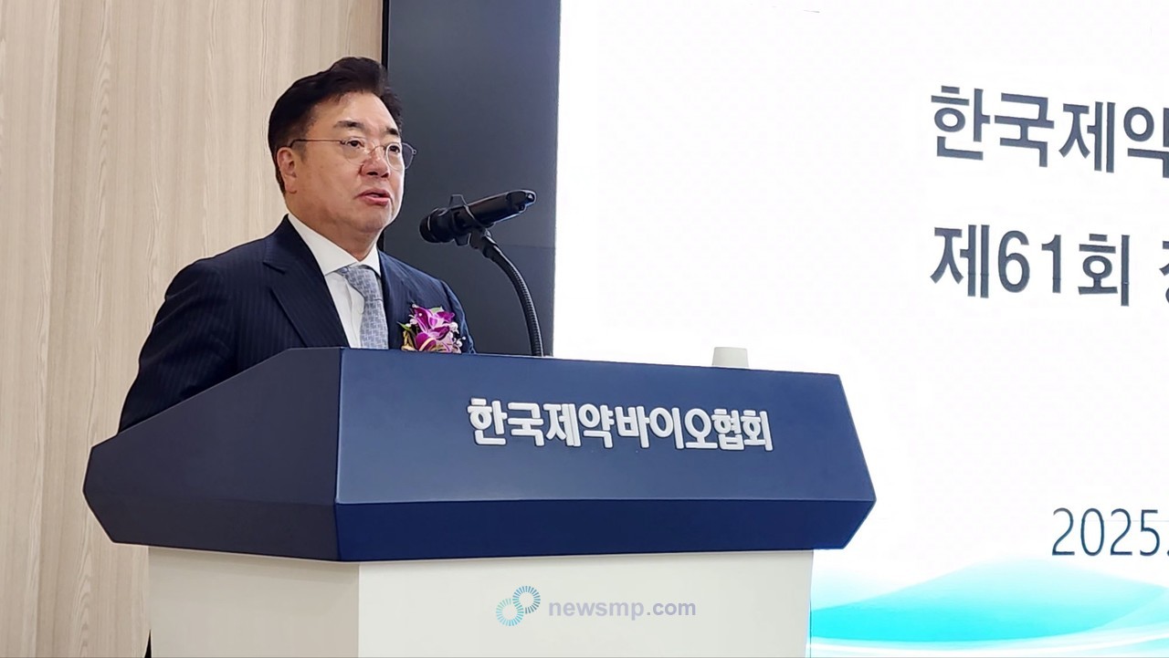 ▲ 한국제약협동조합은 27일, 한국제약바이오협회 회관 4층 대강당에서 61회 정기총회를 개최해 주요 안건을 심의했다. 이 자리에서 조 이사장은 중소기업 매출 기준 샹항을 이끌어 내겠다고 의지를 밝혔다.