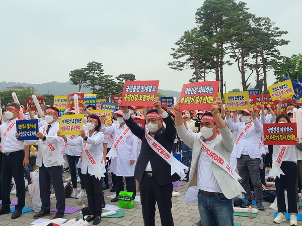 ▲ 대한약사회 권영희 회장이 과거 최광훈 회장이 추진했던 화상투약기 반대 거리 투쟁을 하기도 어려운 상황이라는 분석이 나왔다.